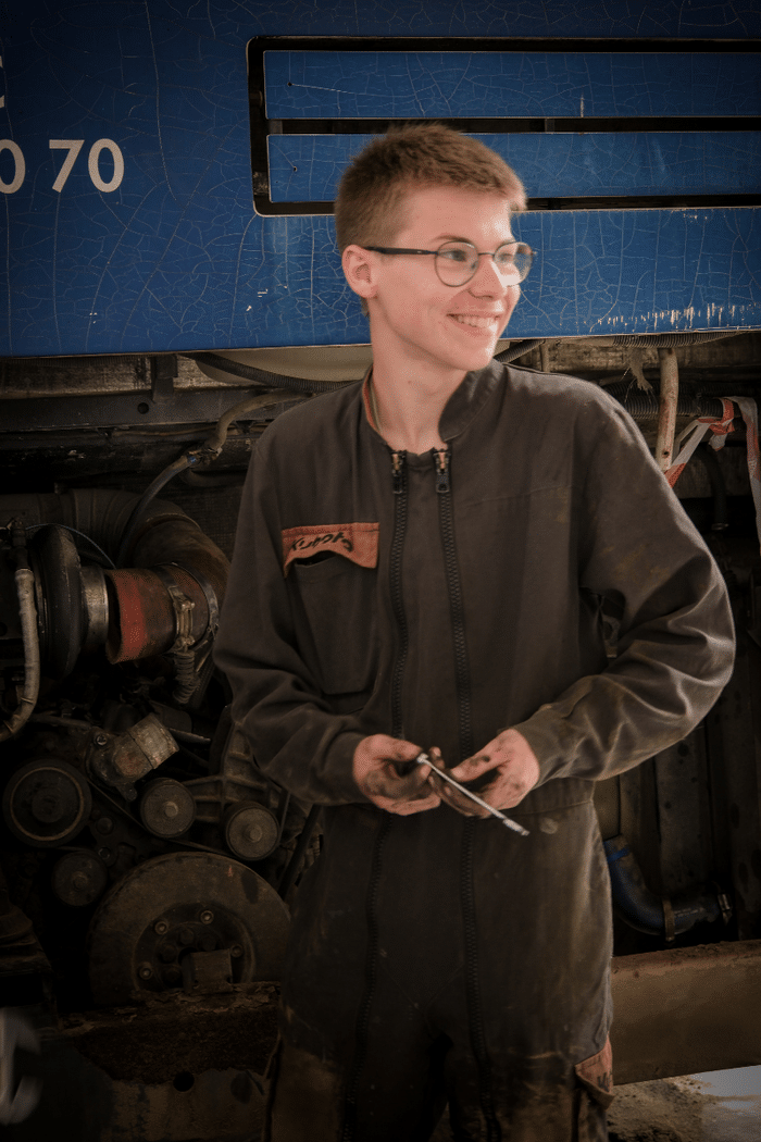 Apprenant-contrôlant-moteur-TP-maintenance-autocar