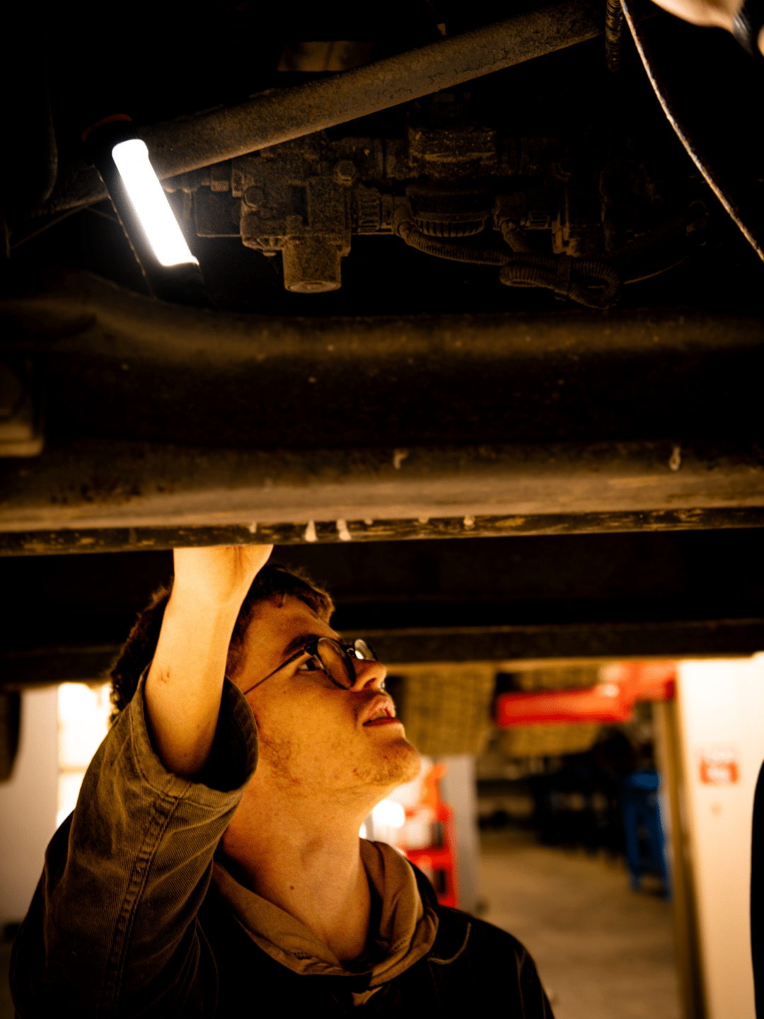 Technicien-de maintenance-transports-routiers-au-travail-dans-un atelier-spécialisé
